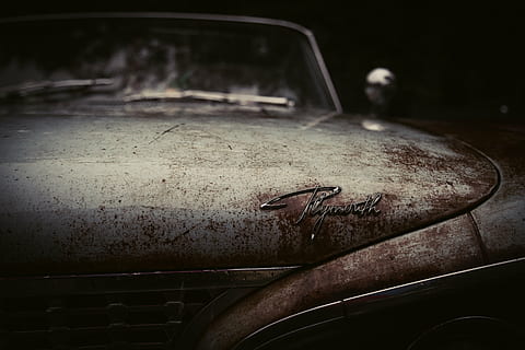 closeup photo of brown Plymouth car, oldtimer, rusty, label HD wallpaper