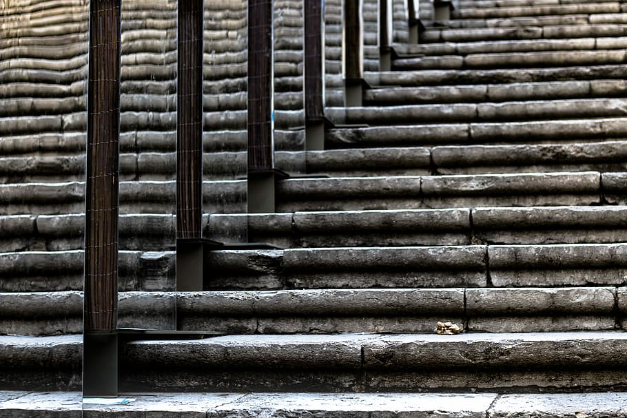 gray concrete stairs with pillars at daytime, photo of grey concrete stair HD wallpaper