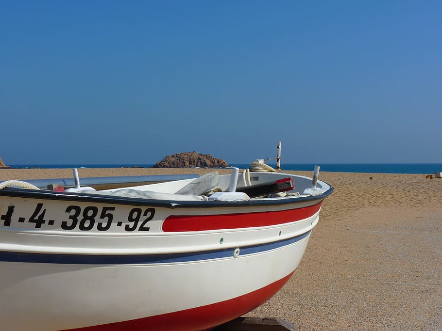 white, red, and blue boat at seashore during daytime, Boot HD wallpaper