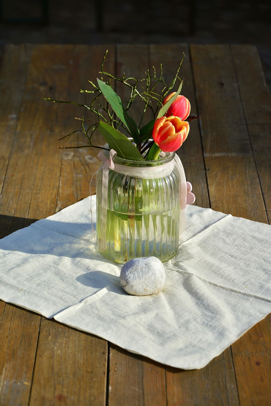 red tulip in clear glass vase, flower vase, table, woods, ornament HD wallpaper