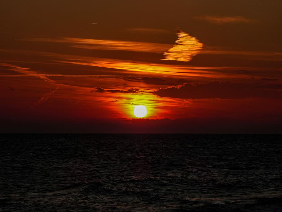Starring at the sun, horizon during sunset, ocean, sky, clouds HD wallpaper