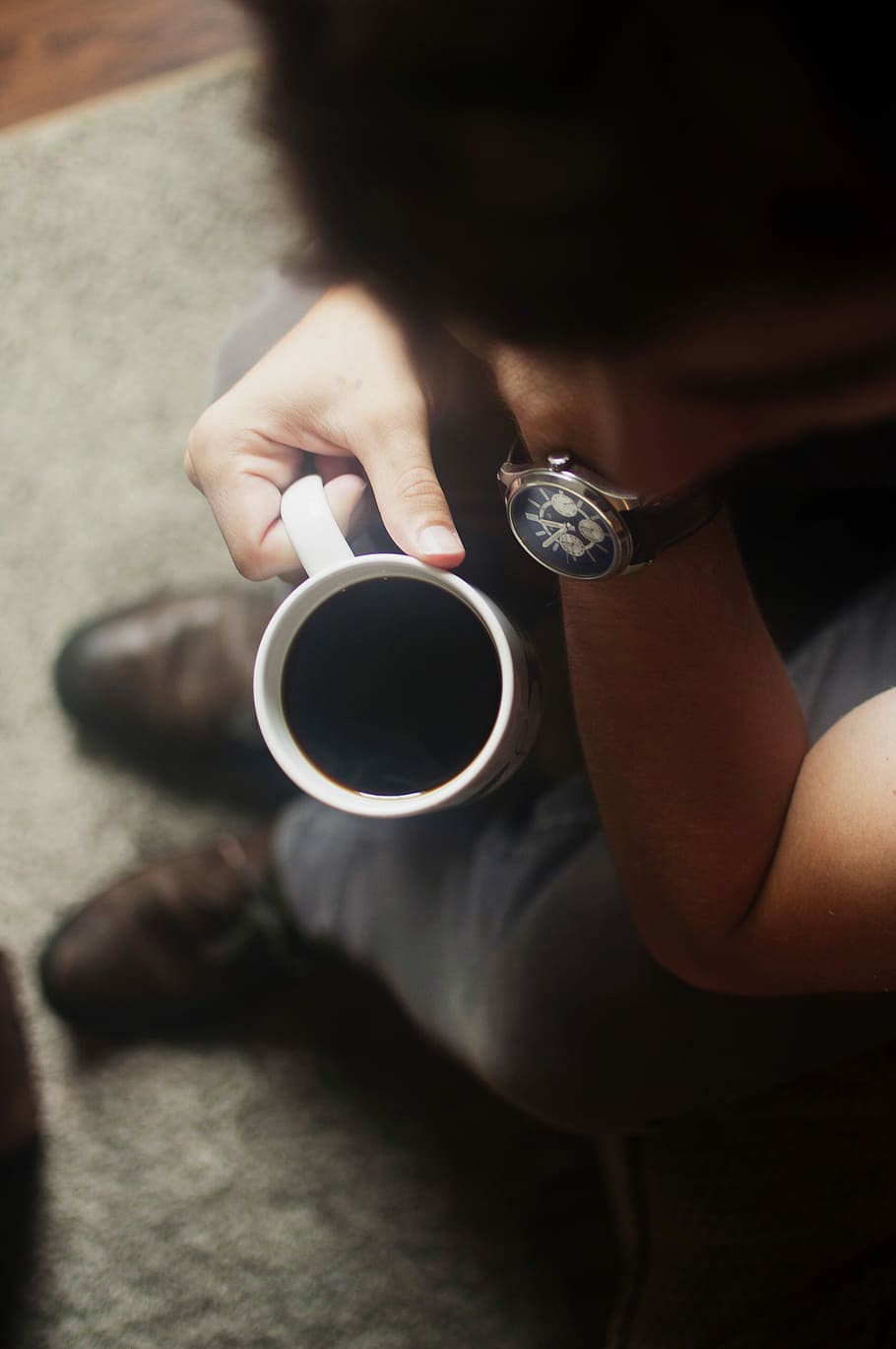 person sitting on couch holding coffee mug, man holding white mug near gray rug, HD wallpaper