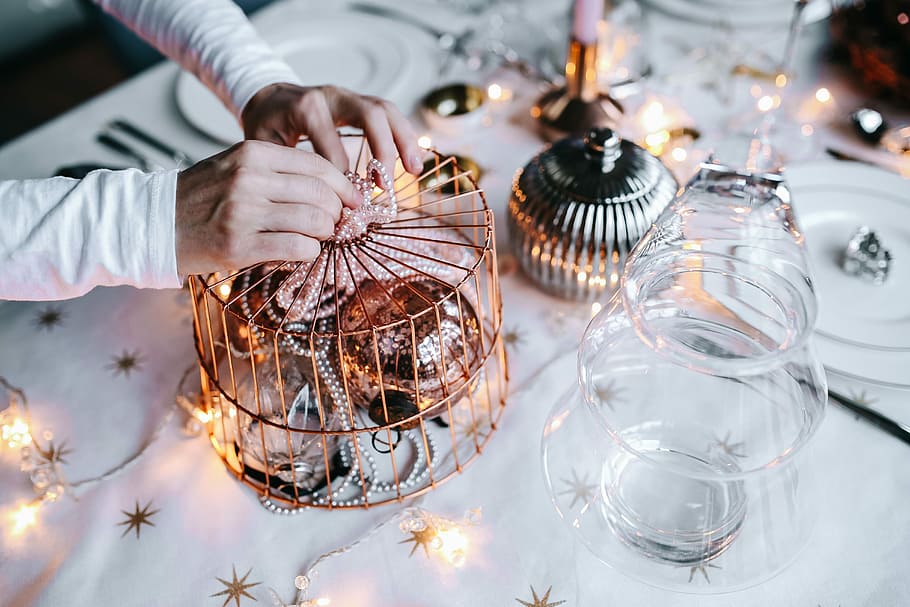 Hands Decorating Christmas Table, roses, red roses, holding hands HD wallpaper