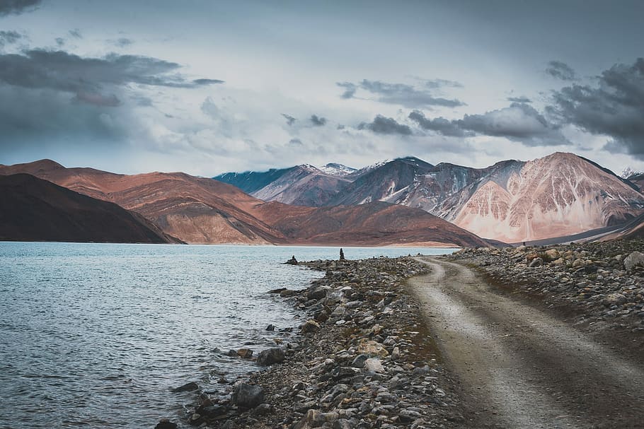 Evening at Pangong Tso, rippling body of water and mountains HD wallpaper