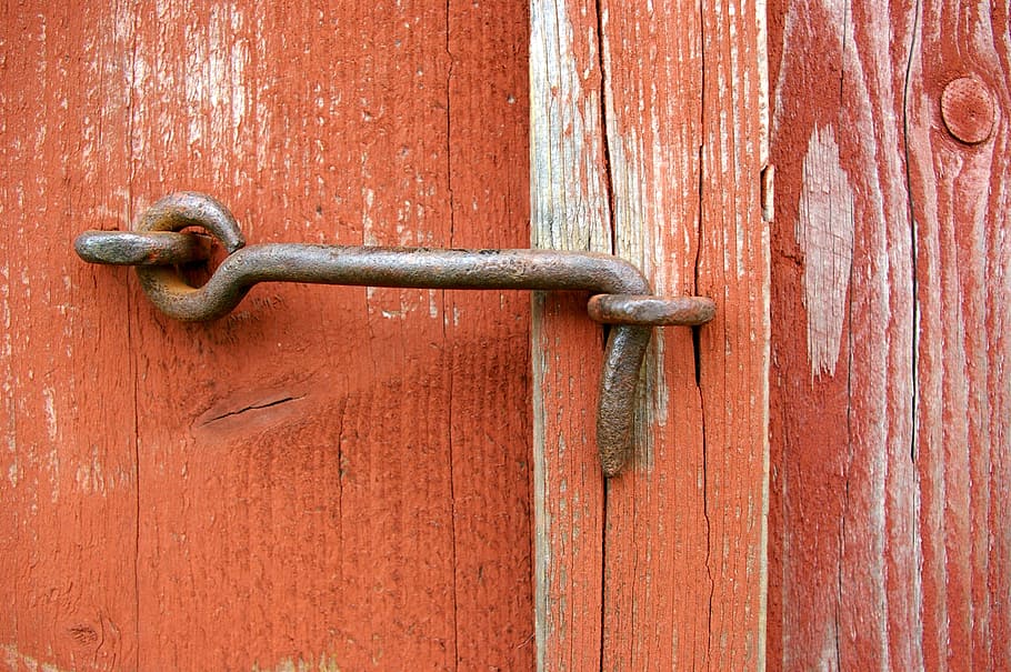 brown metal door latch locked on orange wooden surface, dörrhake HD wallpaper
