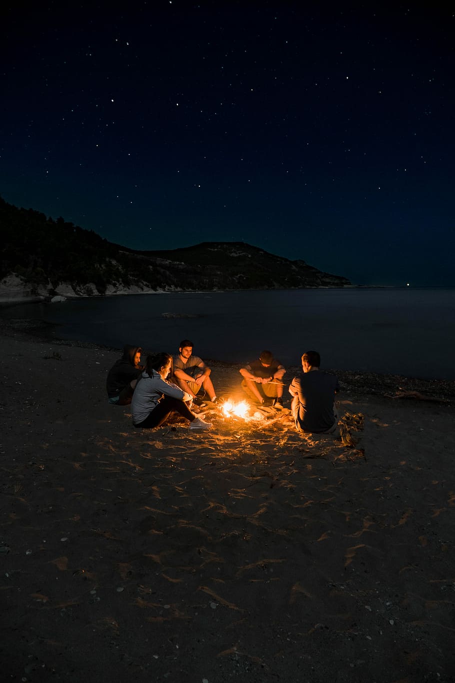 people sitting near campfire near seashore, people sitting near bonfire near seashore during nighttime, HD wallpaper