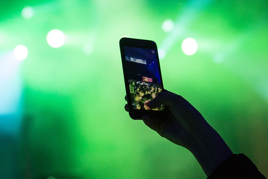 Using mobile smartphone at music festival, technology, smart Phone HD wallpaper