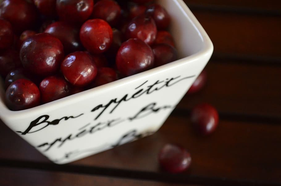 grapes filled white ceramic jar, cranberries, fruit, cranberry HD wallpaper