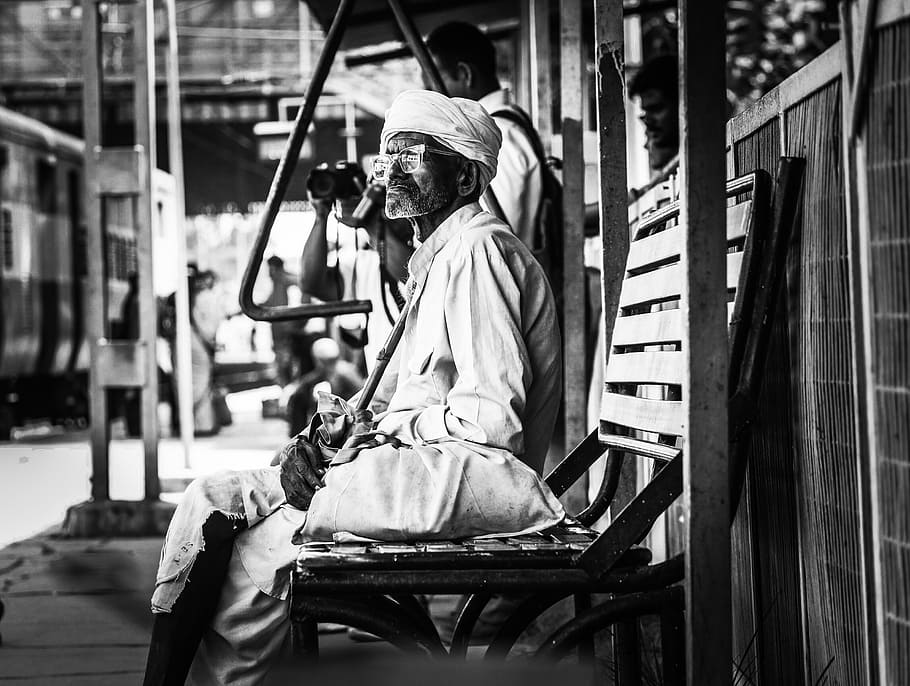 Old, Waiting, Lonely, Aged, Man, alone, lost, black And White HD wallpaper