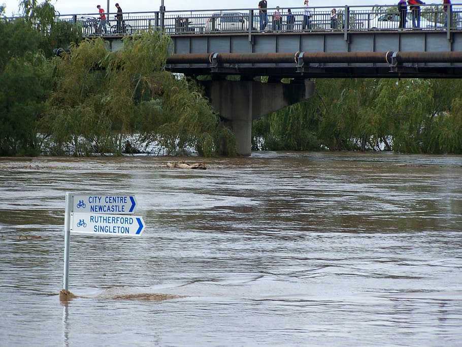 Flooding along the Maitland riverfront during the 2007 flood in New South Wales, Australia HD wallpaper