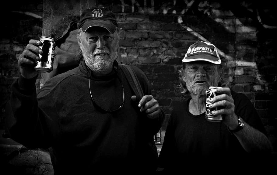 two men raising beers, hobo, b w, editorial, friends, party, black, HD wallpaper