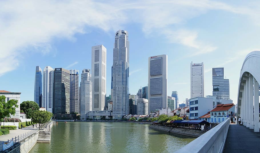 highrise buildings near the body of water under cirrus clouds at daytime HD wallpaper
