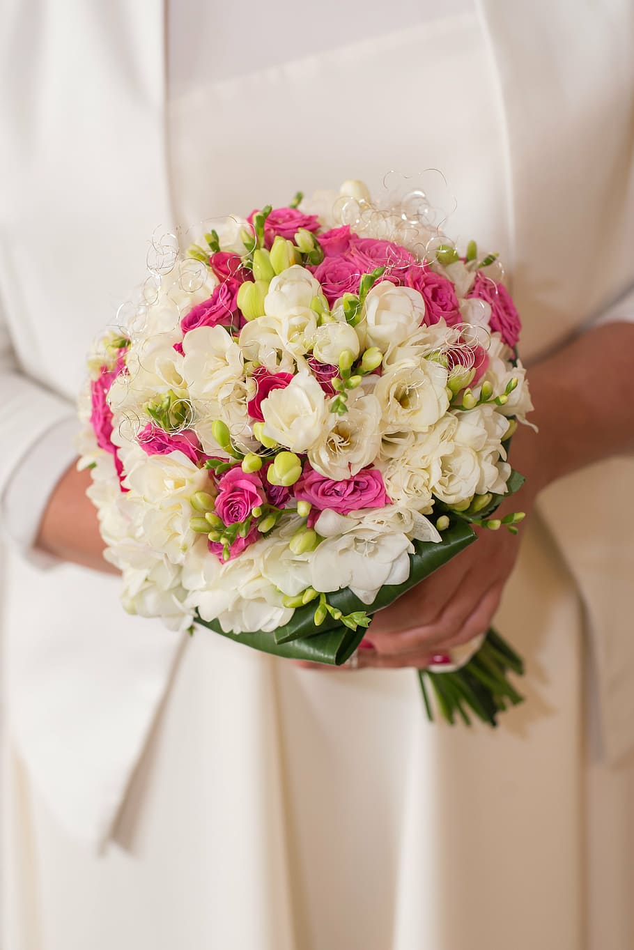 woman in white dress holding white and pink flower bouquet HD wallpaper