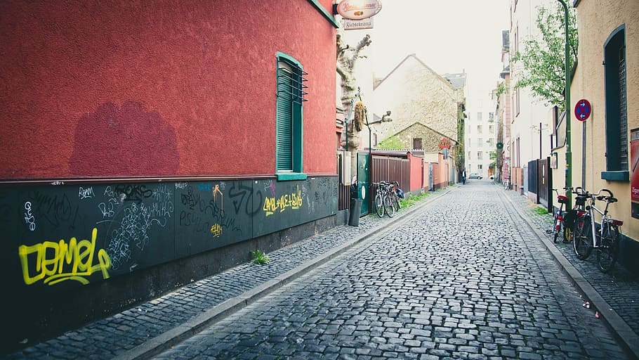 pavement between houses, cobblestone, street, sidewalk, graffiti, HD wallpaper