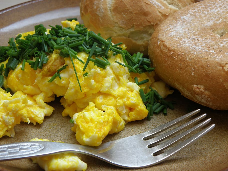 scrambled egg beside bread, breakfast, scrambled eggs, bun HD wallpaper