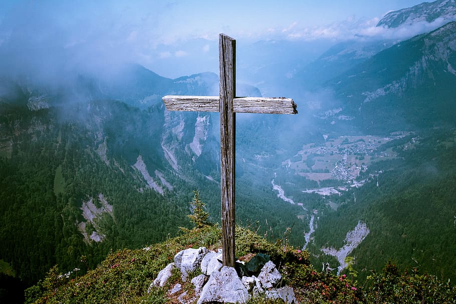 photo of brown wooden cross at cliff, photo of brown wooden cross on mountain HD wallpaper