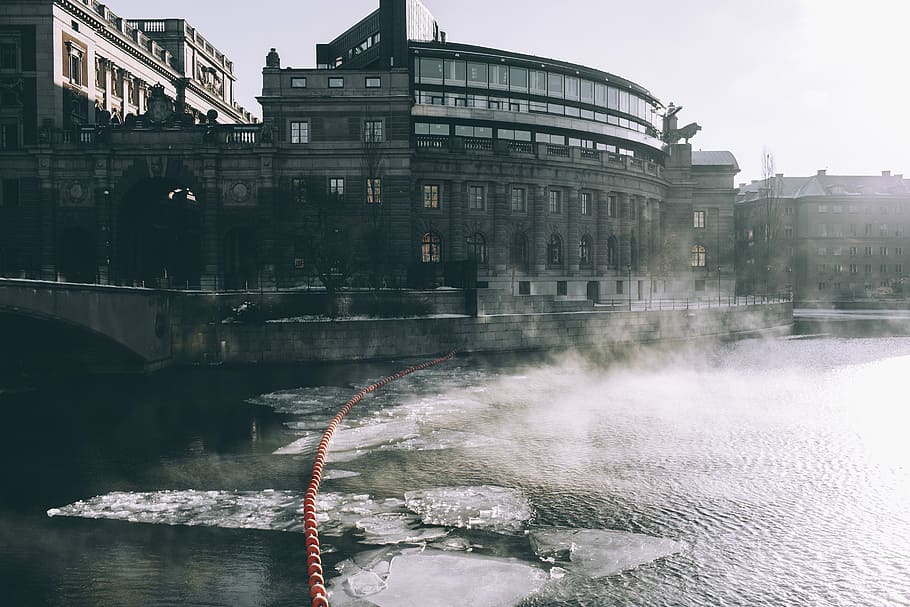 gray concrete building near body of water, melting ice on river HD wallpaper