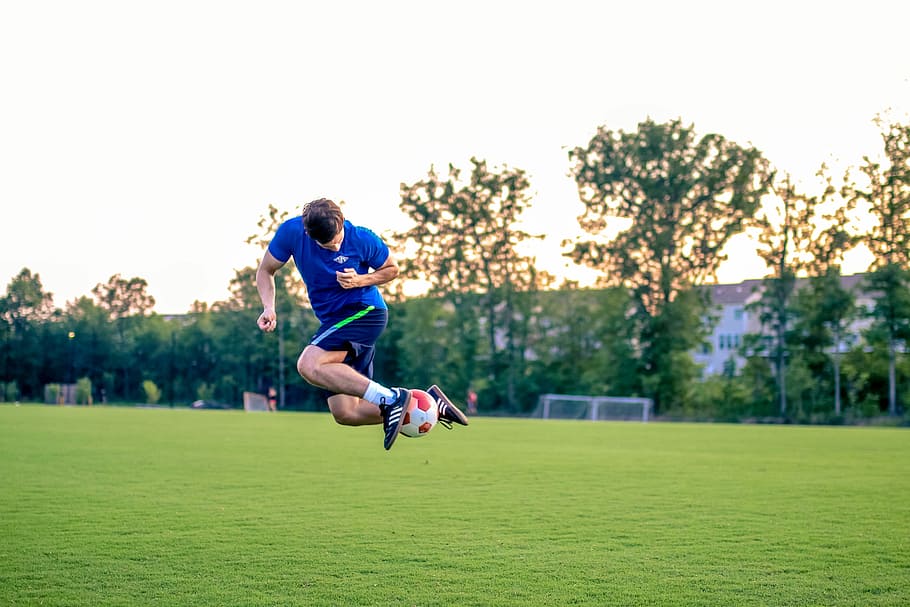 man playing soccer, man playing soccer on field, football, male, HD wallpaper