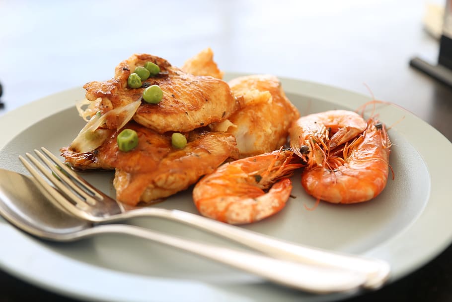 cooked shrimp on white ceramic plate, food, prawns, fish, lunch, HD wallpaper
