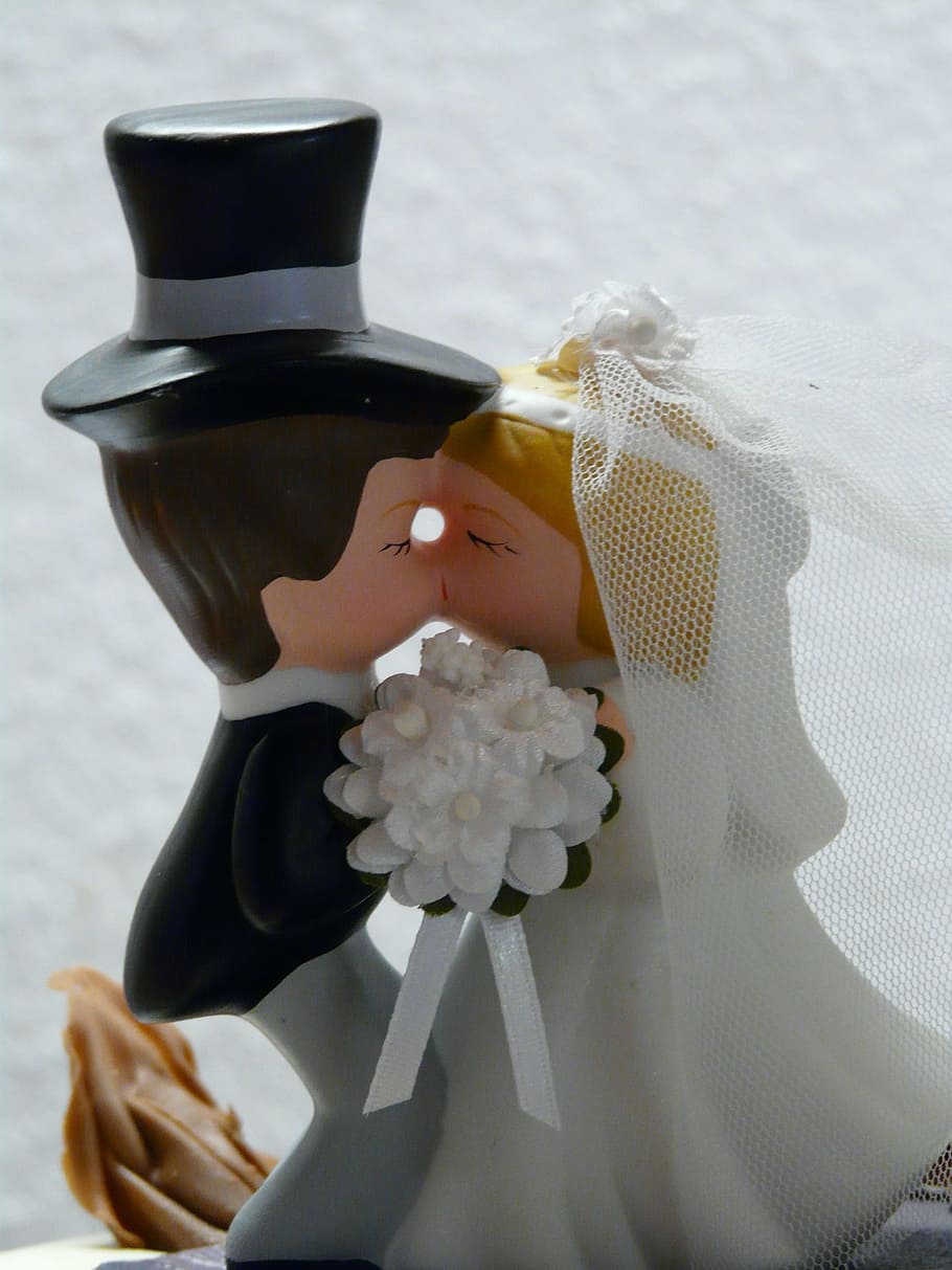 man and woman kissing figurine near white wal, bride and groom, HD wallpaper