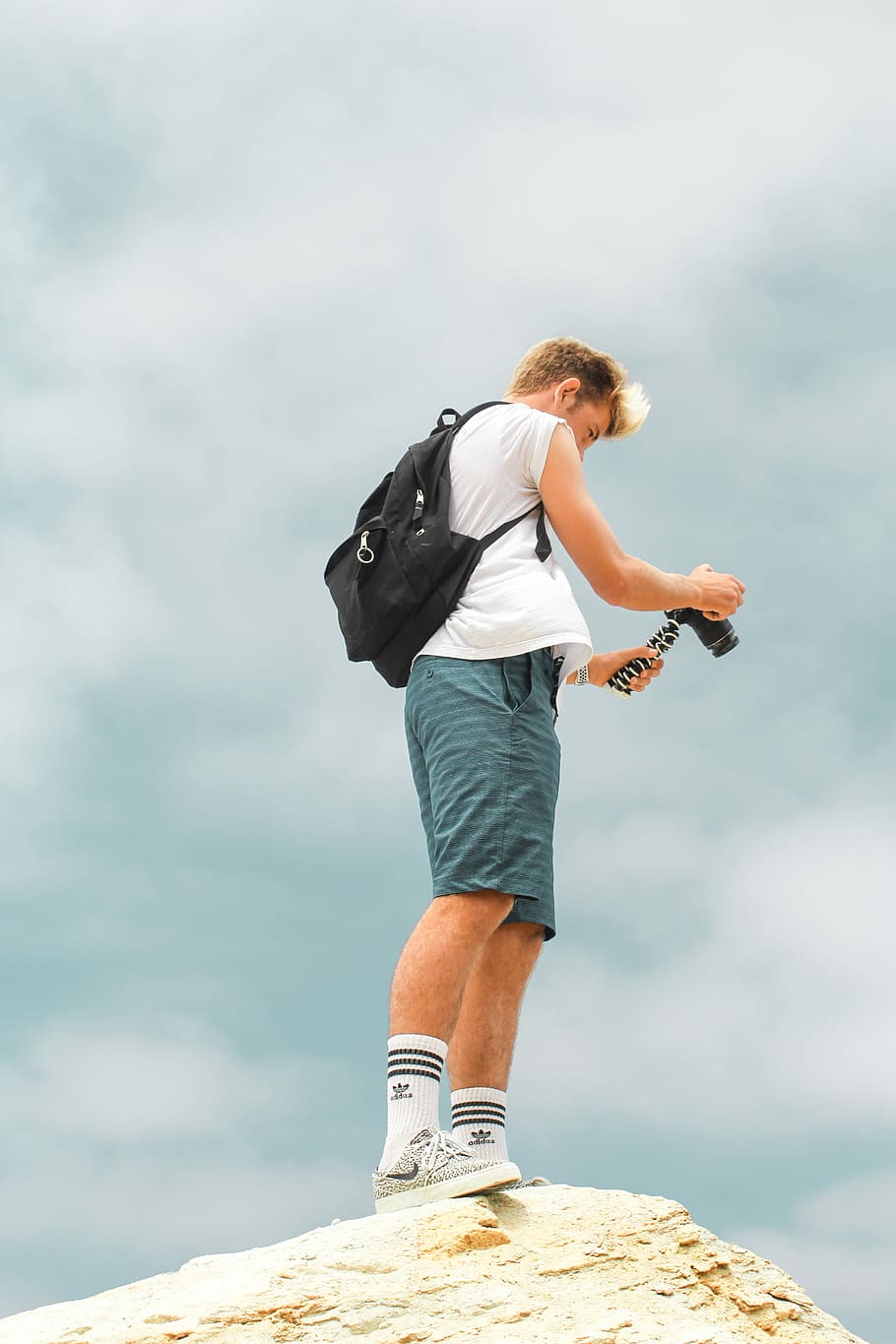king, woman holding camera, tripod, backpack, video, taking photo HD wallpaper