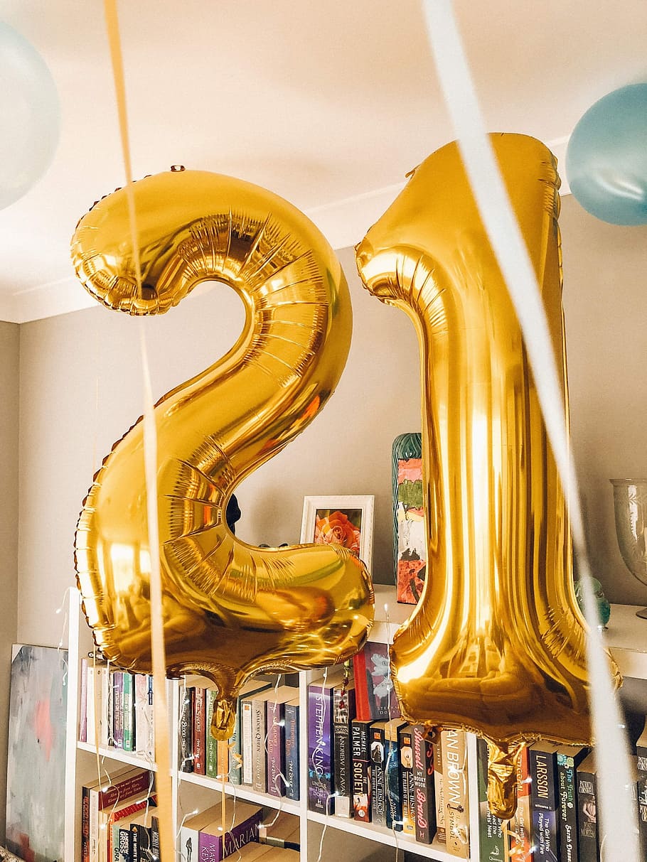 21st Birthday, gold-colored 21 inflatable numbers, balloon, books