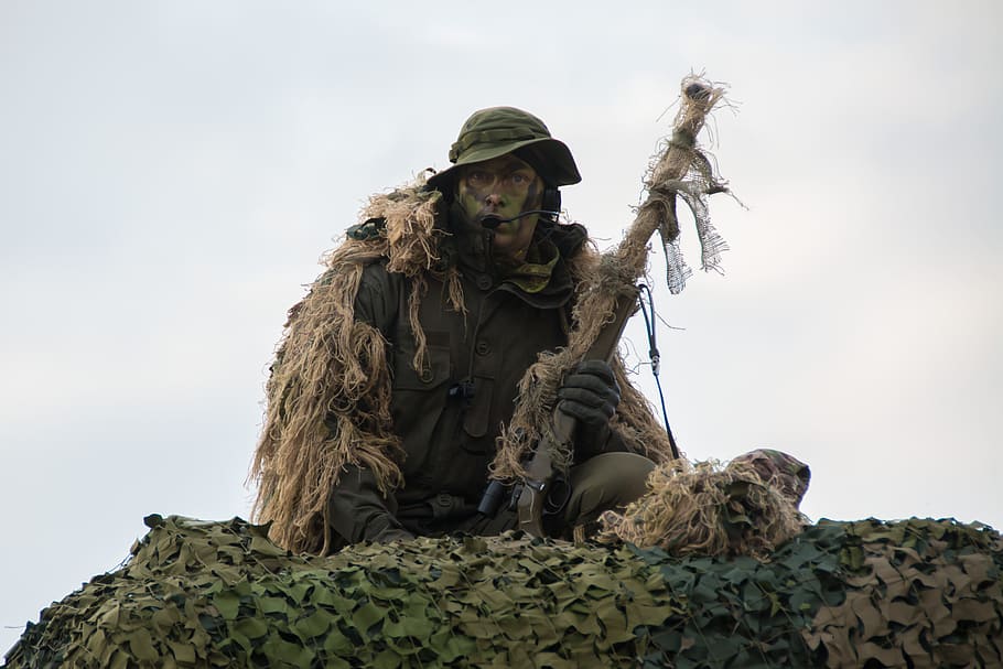 man wearing ghillie suit sitting on bushes, Sniper, Military, HD wallpaper