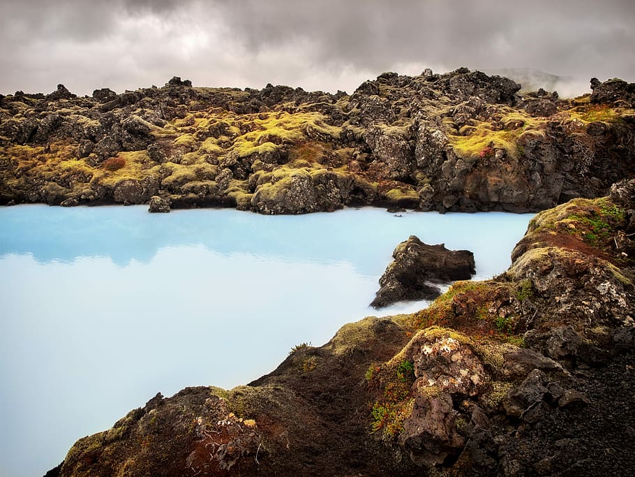 Исландия мшистая гора. Water between Rocks.