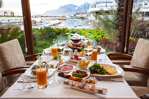 variety of cooked food with glass of juices on table, breakfast HD wallpaper