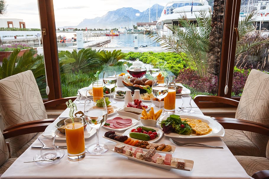 variety of cooked food with glass of juices on table, breakfast HD wallpaper