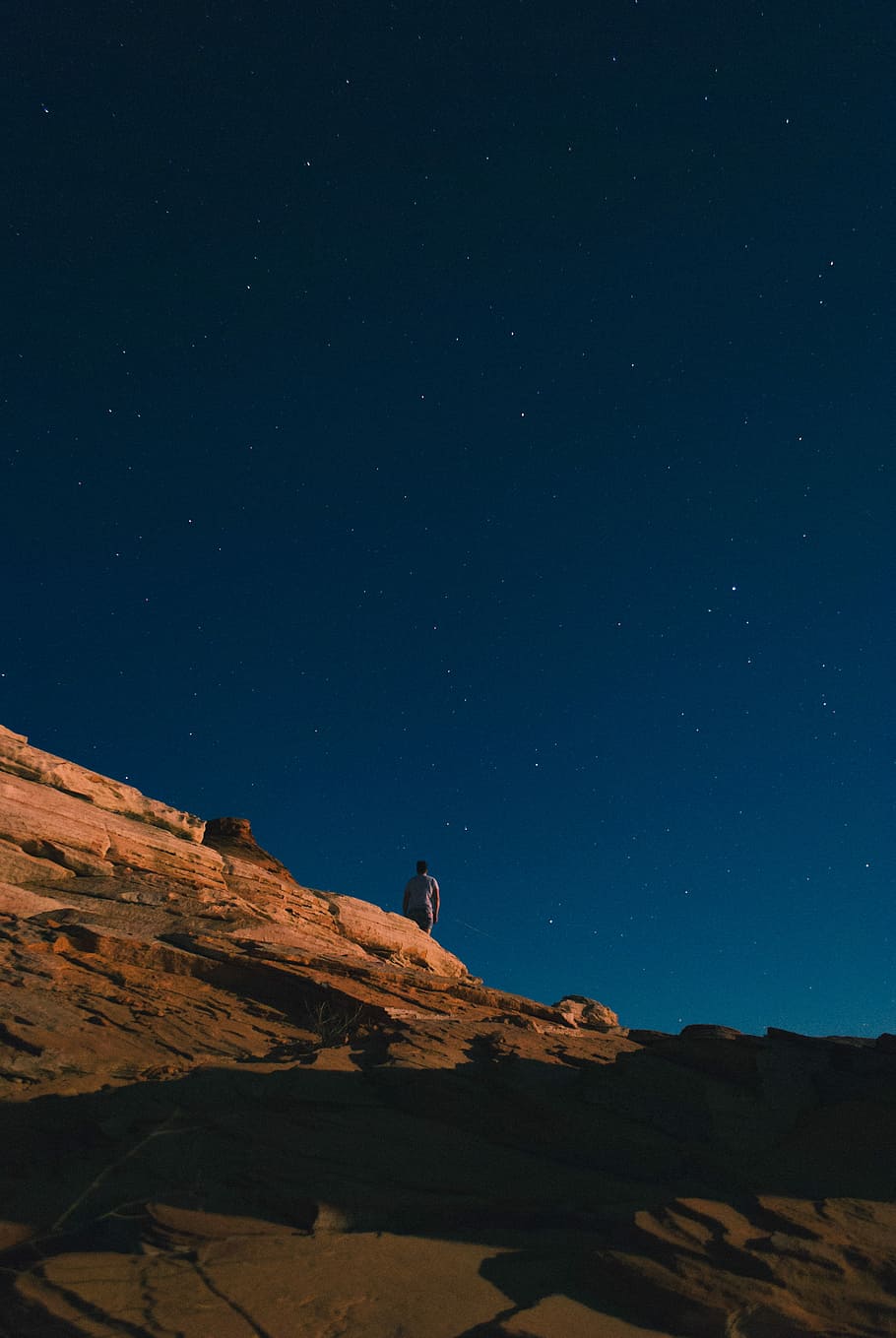 person in gray shirt standing on rock, man standing on mountain during daytime HD wallpaper