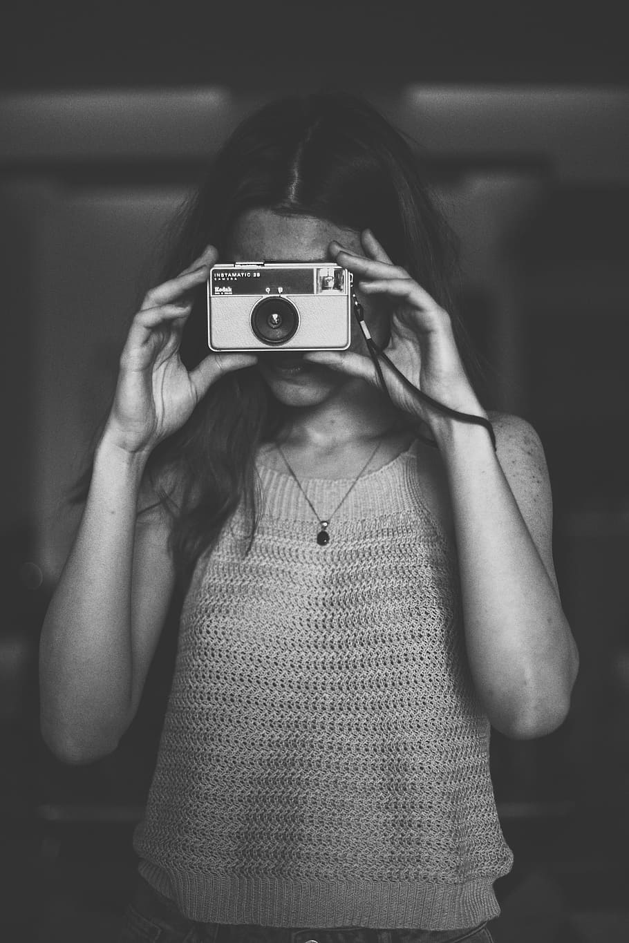 grayscale photo of woman in spaghetti strap top using camera, grayscale photo of woman using camera HD wallpaper