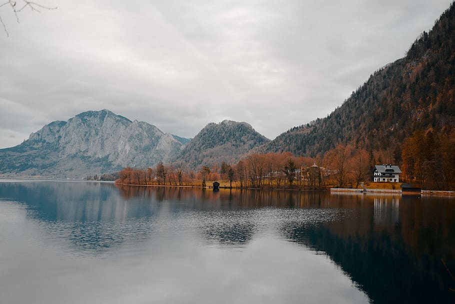 white painted house beside body of water, house near lake under cloudy sky HD wallpaper