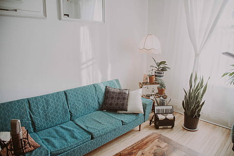 sofa beside accordion on floor, teal couch inside room, lamp HD wallpaper