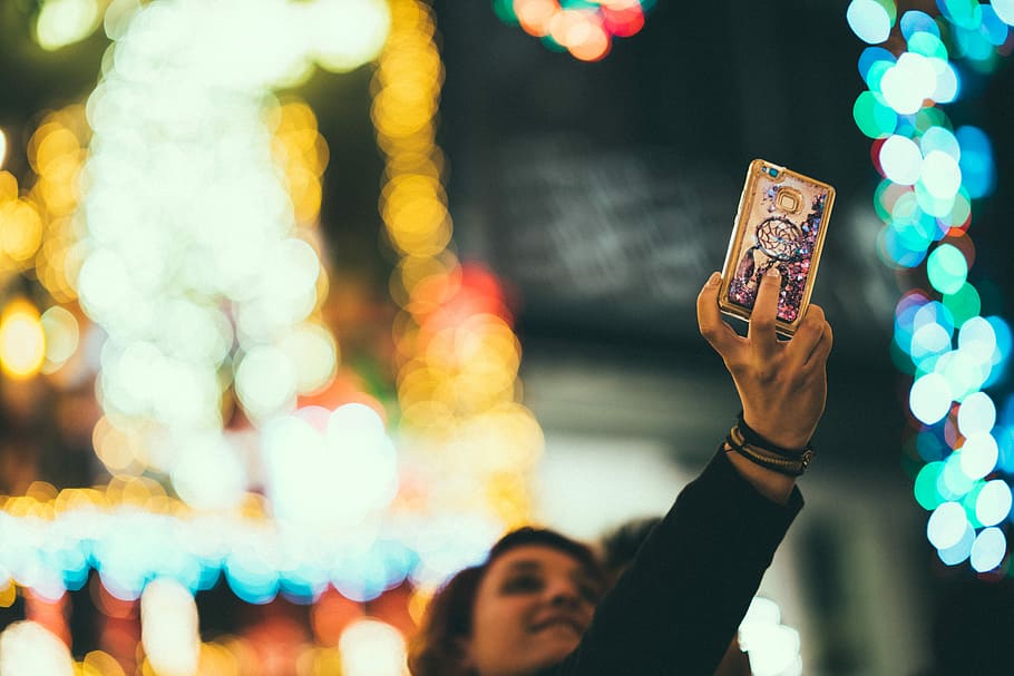 girl holding smartphone taking selfie, woman holding smartphone taking selfie HD wallpaper