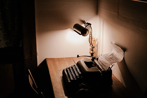 Typewriter, vignette photography of typewriter beside bankers lamp on table HD wallpaper