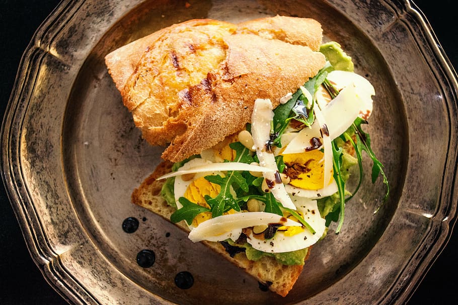 toasted bread with sliced egg and fresh vegetables on copper-colored plate, HD wallpaper