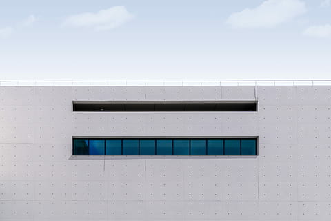 white concrete building, white concrete building with blue glass windows HD wallpaper