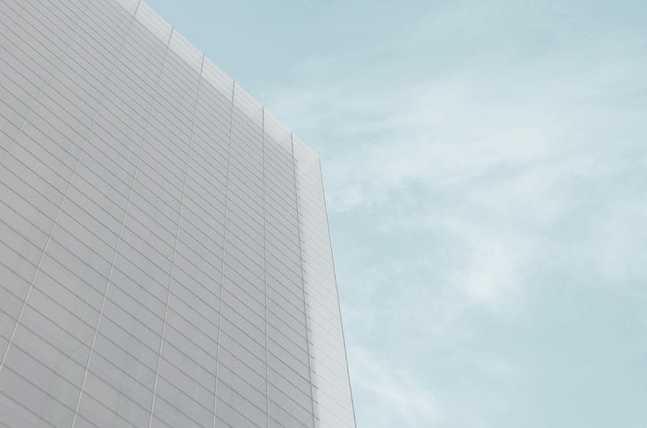 gray skyscraper during daytime, grey concrete building under the blue sky HD wallpaper