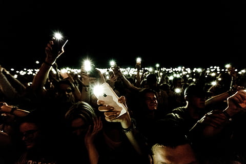 crowd holding smartphone while in flashlight, people holding smartphone with flashlights HD wallpaper