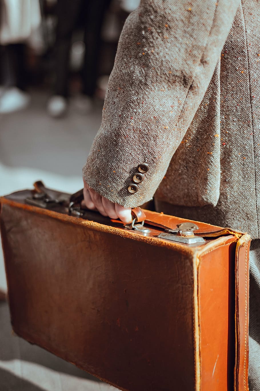 person holding brown leather briefcase taken at daytime, bag HD wallpaper