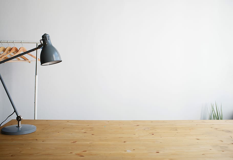 gray balanced-arm lamp on brown wooden table, gray table lamp on brown wooden table HD wallpaper