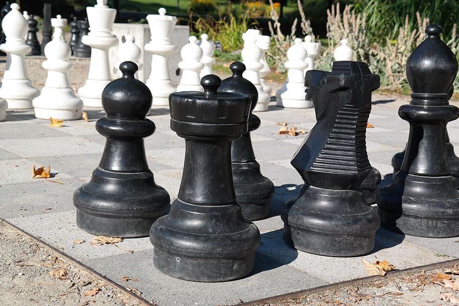 tower, springer, black, chess, chess board, chess pieces, white HD wallpaper
