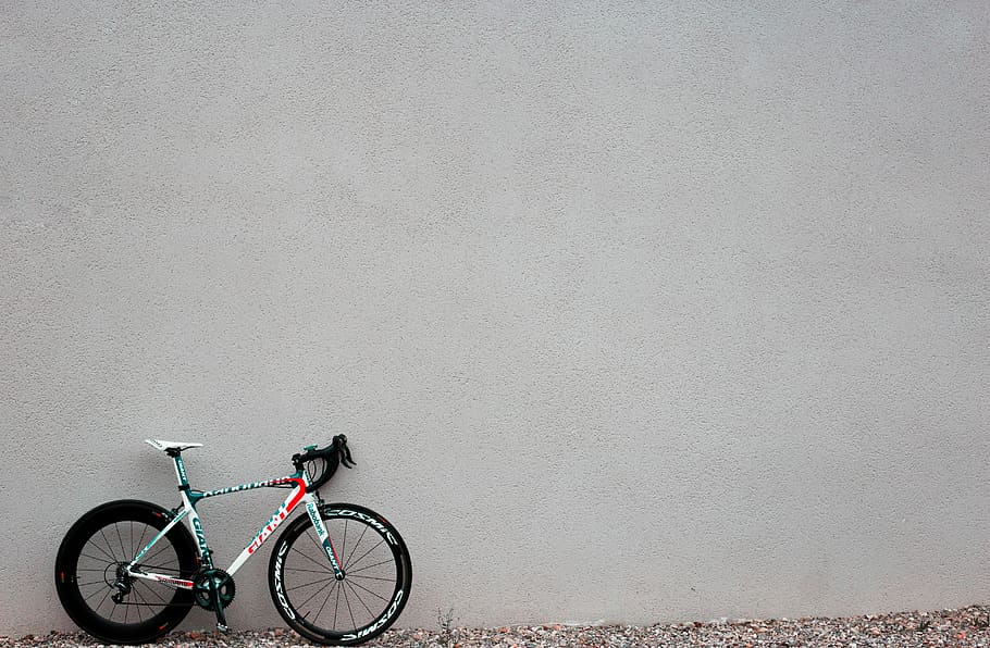 black and white road parked beside white painted wall, white and black road bicycle parked beside gray concrete wall, HD wallpaper