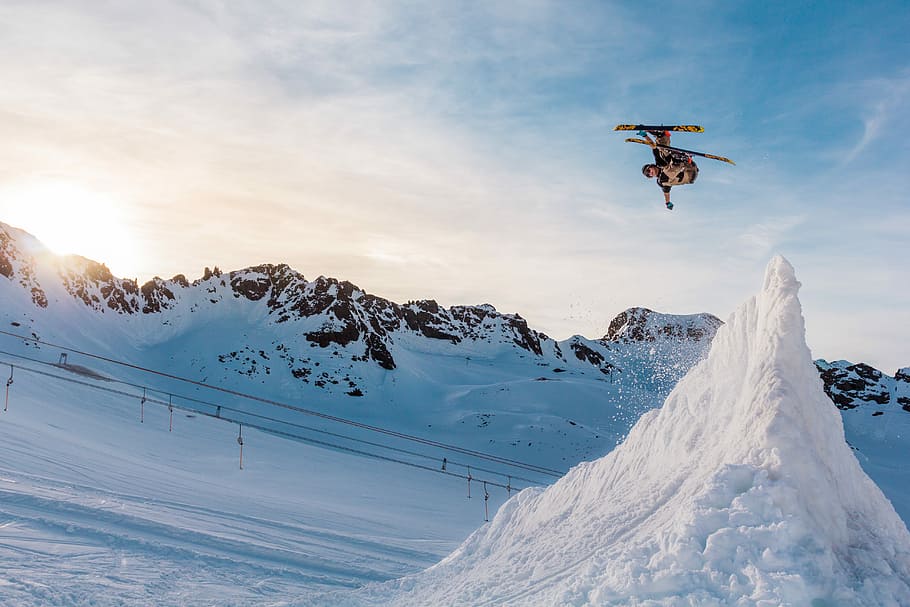 snow ski player ramping on the ice mountain, man playing ski blade HD wallpaper