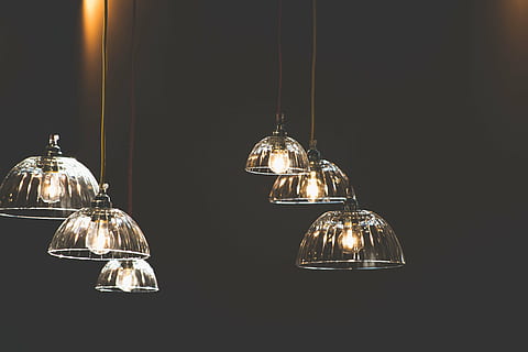 shallow focus photography of clear glass pendant lamps, bulb HD wallpaper