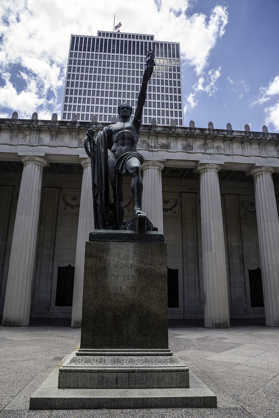Statue in front of the Tennessee Congress in Nashville, columns HD wallpaper