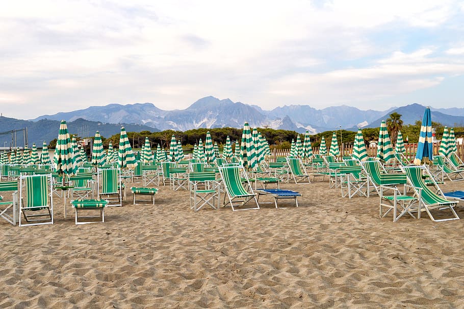 Beach, Umbrellas, Chairs, Carrara, Italy, sand, in a row, vacations, HD wallpaper