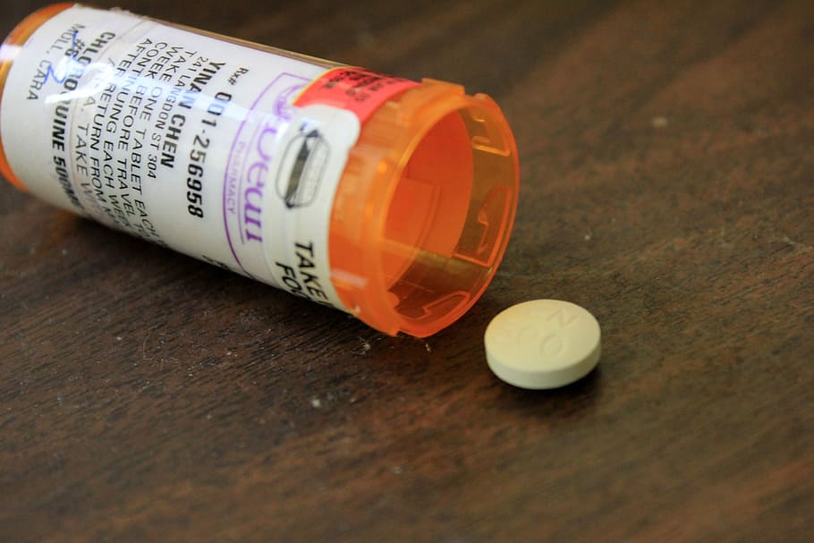 Medicine container and medicine tablet, healthcare And Medicine HD wallpaper