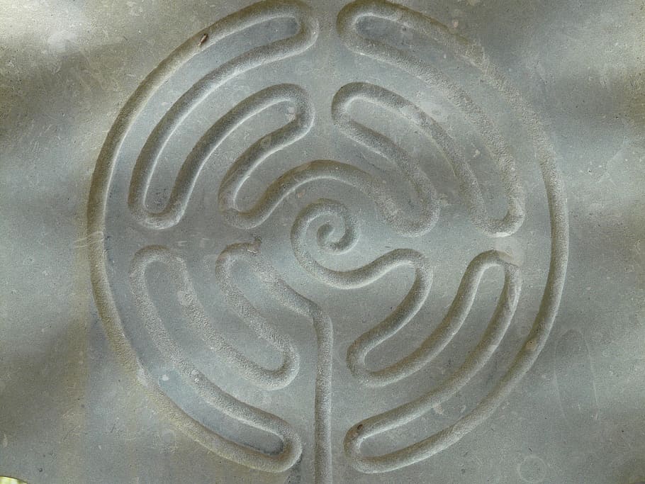 close-up photo of gray concrete engraved surface, maze, labyrinth HD wallpaper